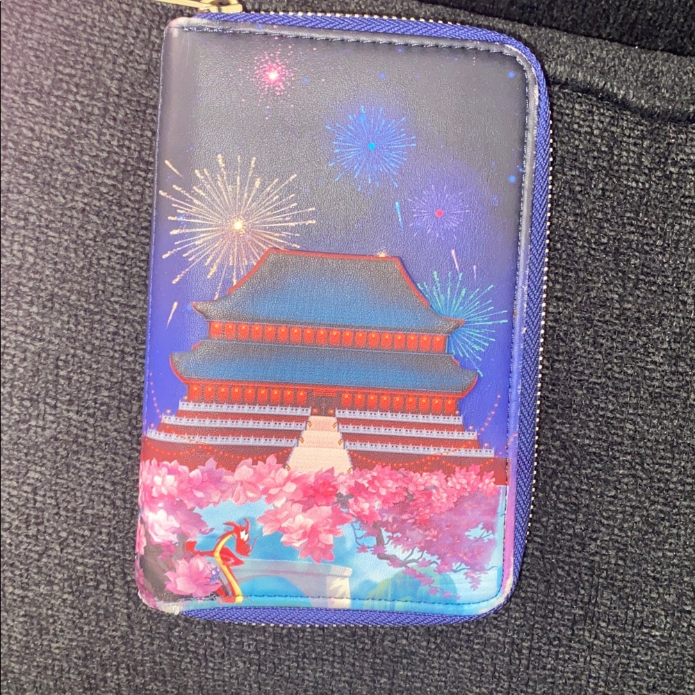Loungefly Mulan and Li Shang wallet - Picture 6 of 6